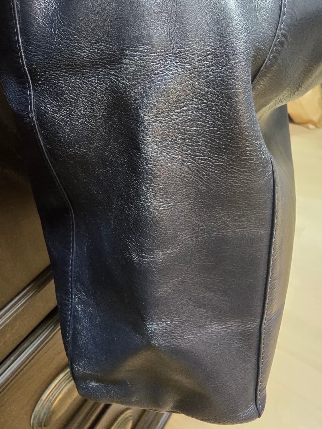 유나이티드 애로우즈 그린라벨릴액싱 다크네이비 기죽  토트백입니다. 상품이미지6