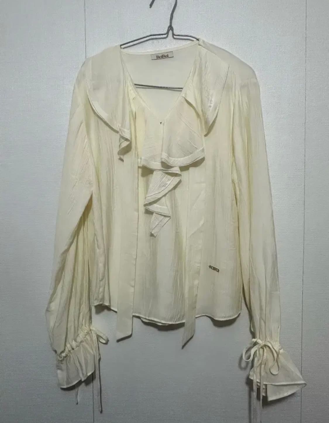 로이로이 타이 셔링 블라우스 25SS 상품이미지3