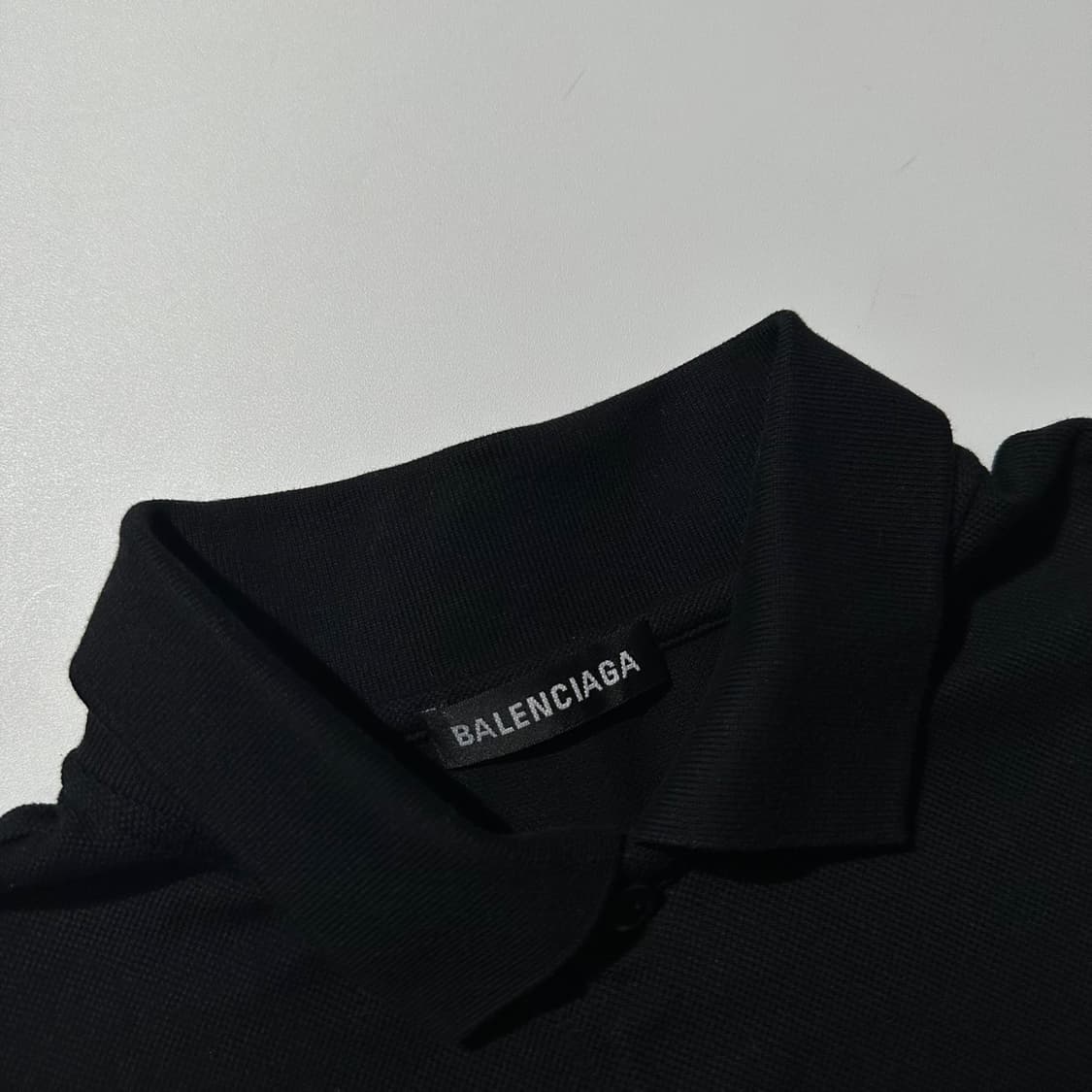 (매장판) 발렌시아가 웨이브로고 피케 카라 반팔 티셔츠 블랙 상품이미지4