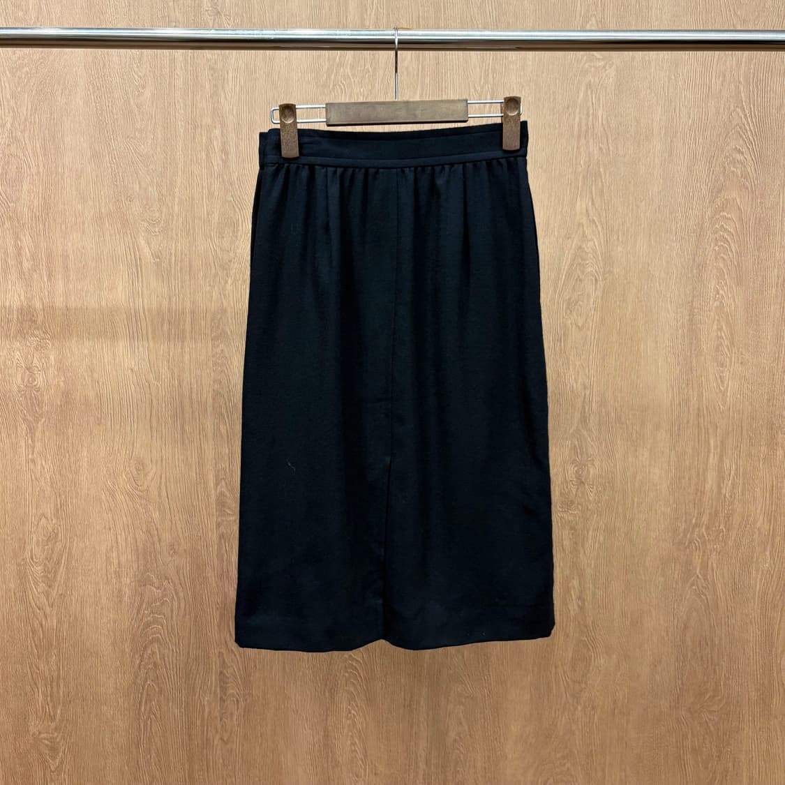 입생로랑 울 블렌드 미디 스커트 미니멀 허리 라인 셔링 버튼 디테일 블랙 상품이미지3