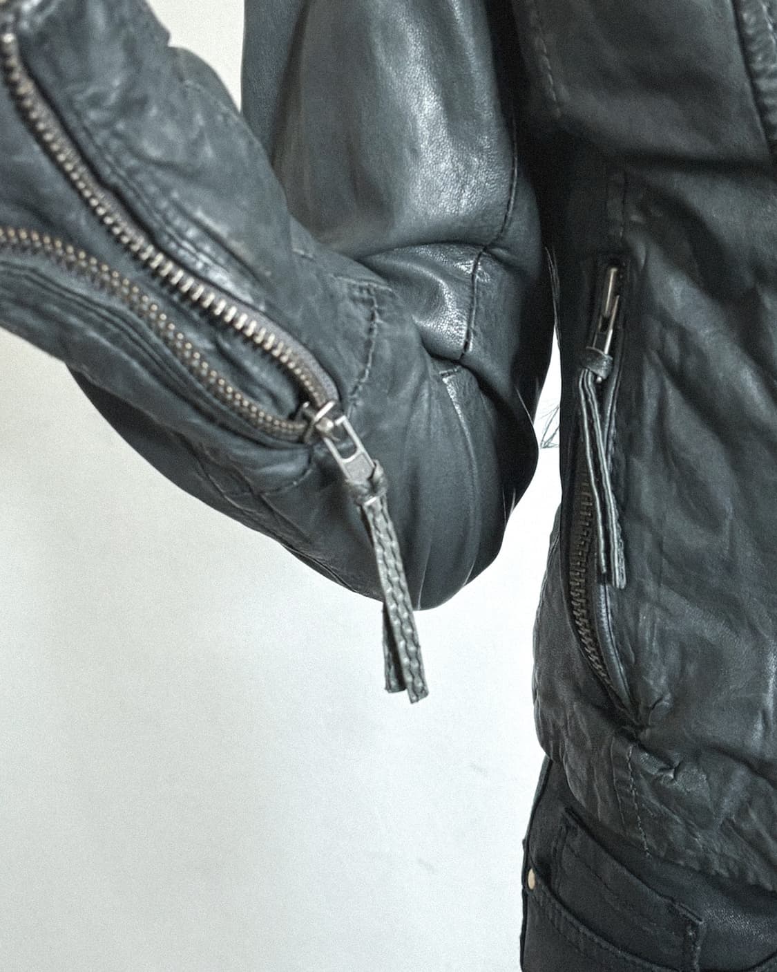 *홀드중*muubaa 아티저널 램스킨 사선지퍼 하이넥 드레이프 자켓 상품이미지7