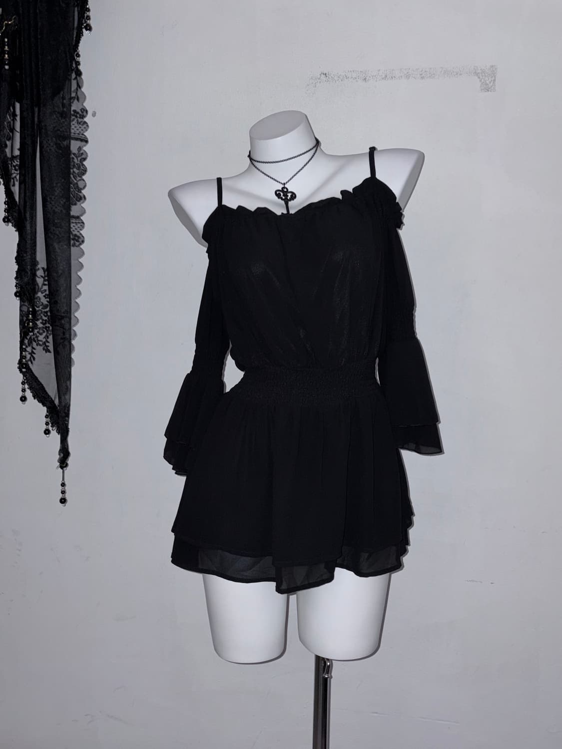 실루엣 💯) 오프숄더 플레어 소매 탑 블랙페미닌 데일리고딕  상품이미지1