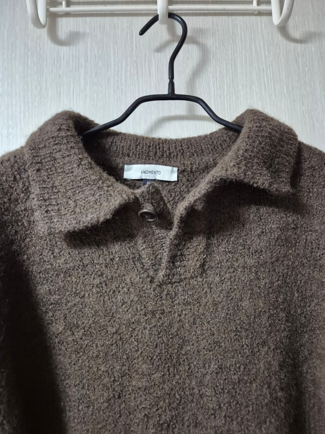 아모멘토 원버튼 컬러니트 카라니트 남성 23년 상품이미지5