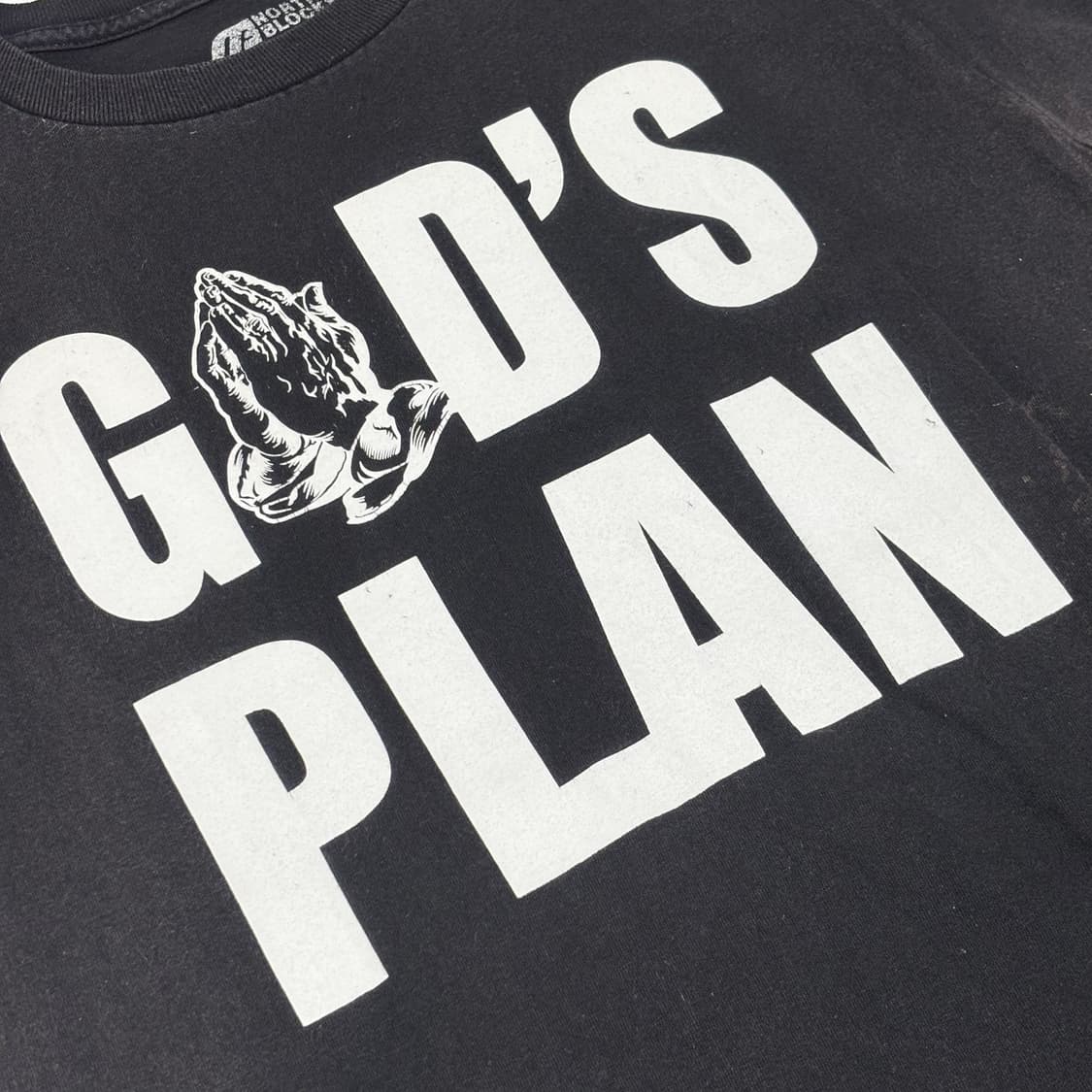 NORTH BLOCKS 'GOD'S PLAN' 그래픽 티셔츠 상품이미지2