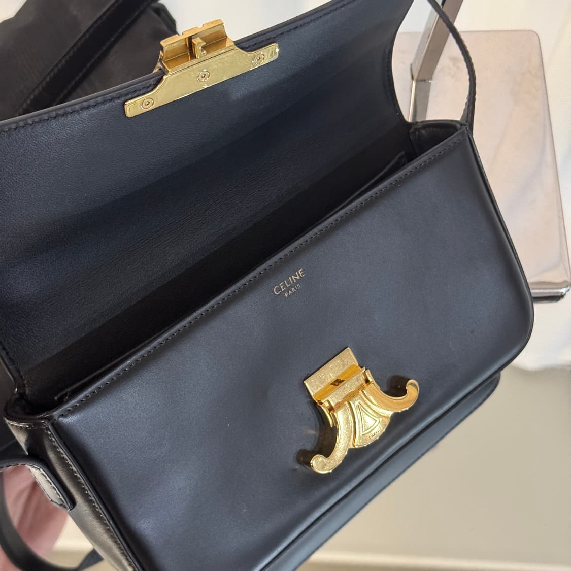 셀린느 트리옹프 클로드 숄더백 카프스킨 블랙 상품이미지6