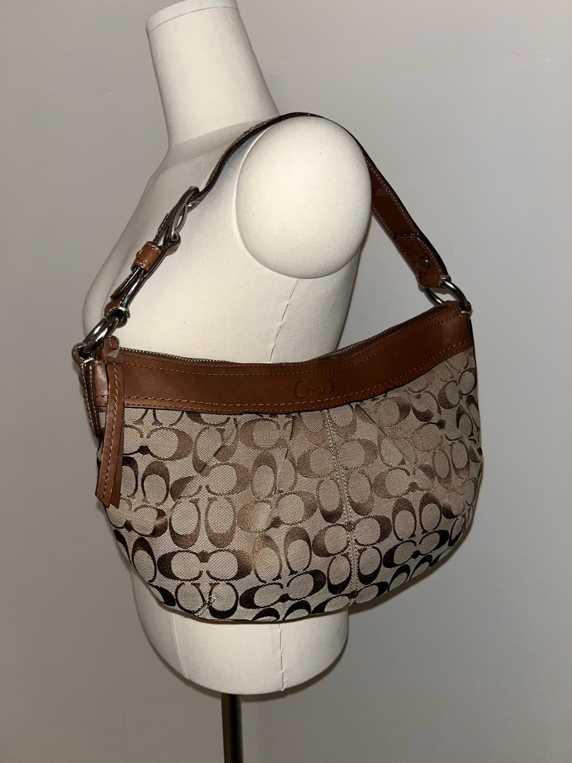 Coach Beige Half Moon Bag 상품이미지2