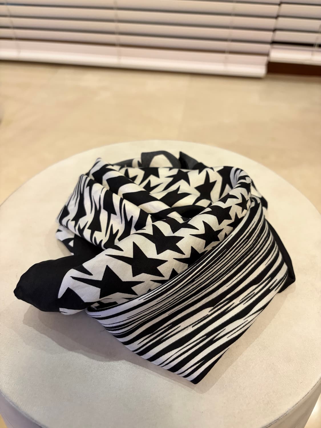 뮈글러 H&M 스카프 상품이미지1