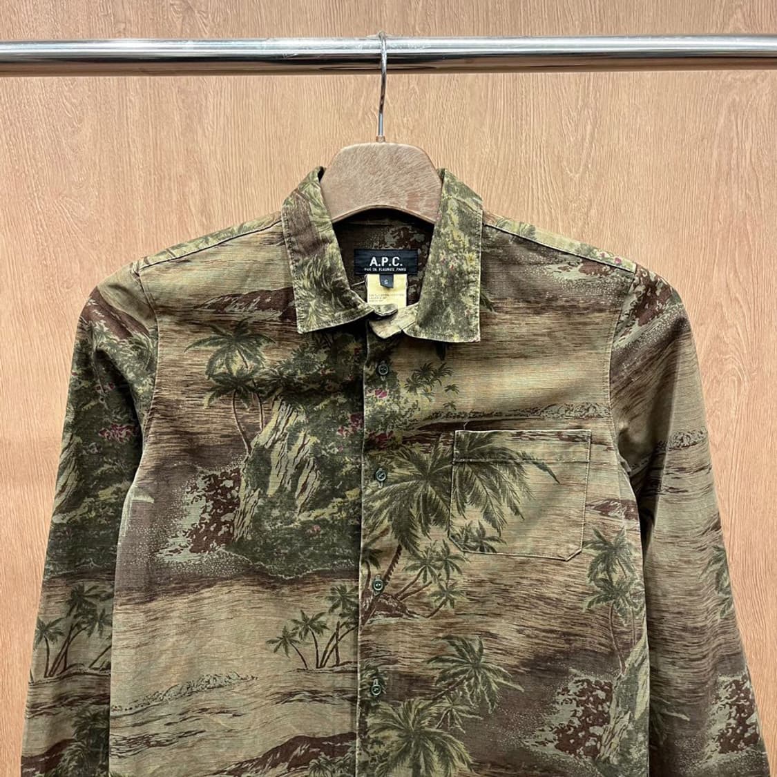 아페쎄 코튼 셔츠 하와이안 패턴 체스트 싱글 포켓 버튼 디테일 카키 상품이미지4