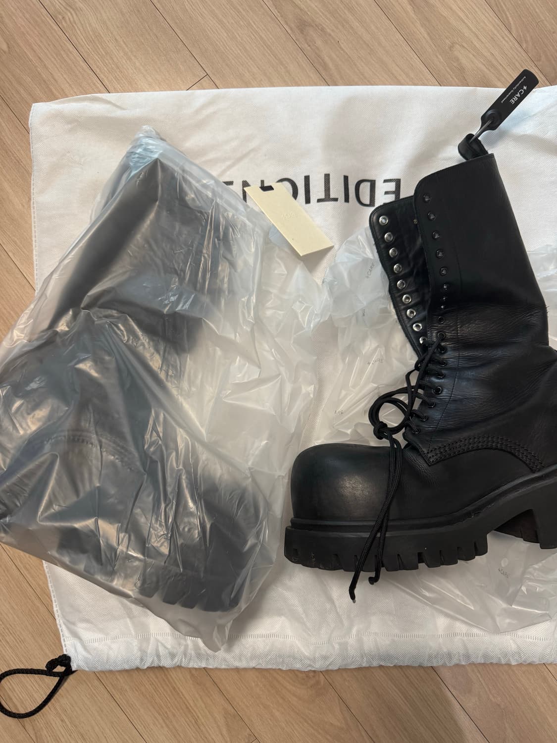 (42)발렌시아가 스톰퍼 런웨이 상품이미지1