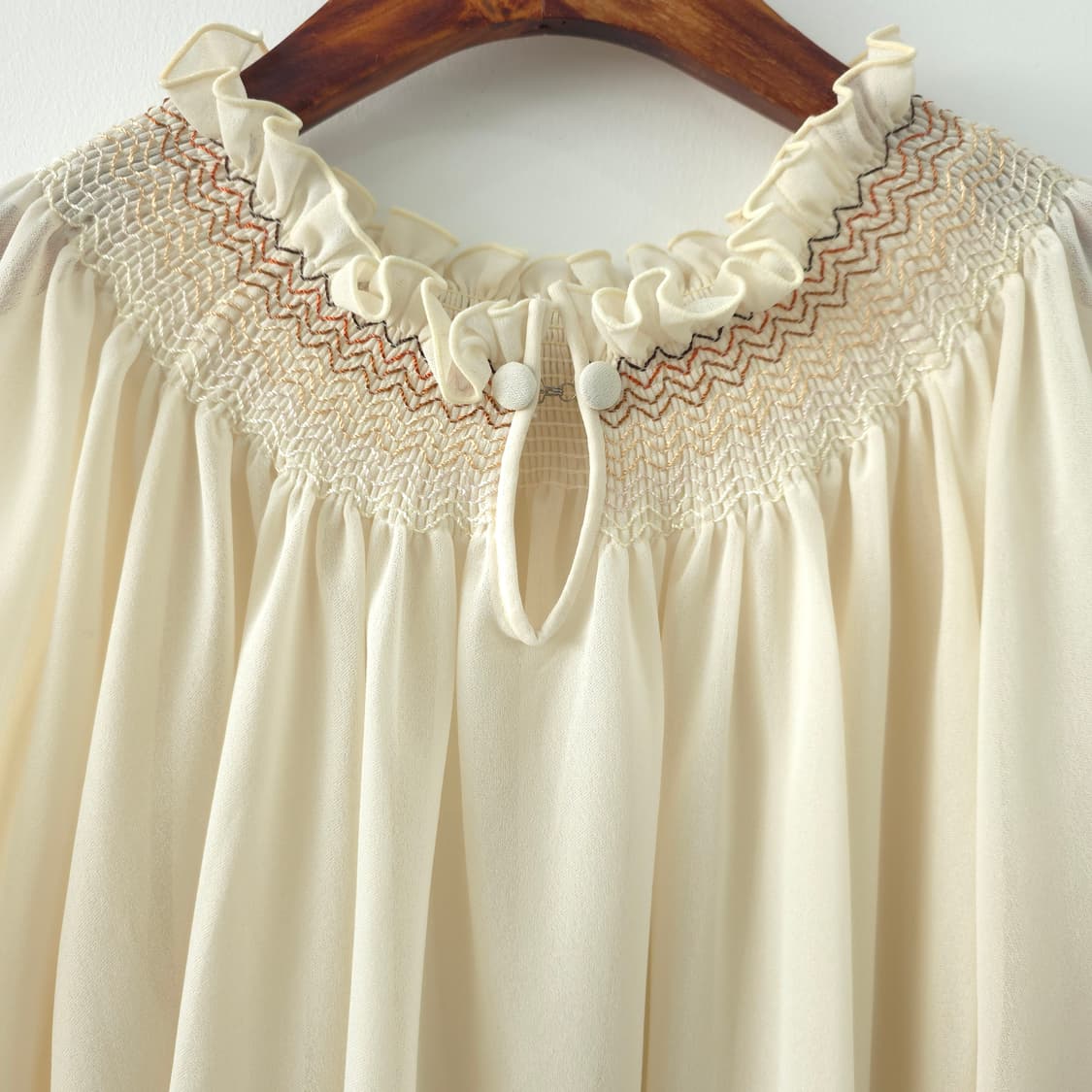 프릴넥 스모크 아이보리 셔링 쉬폰 블라우스  상품이미지8