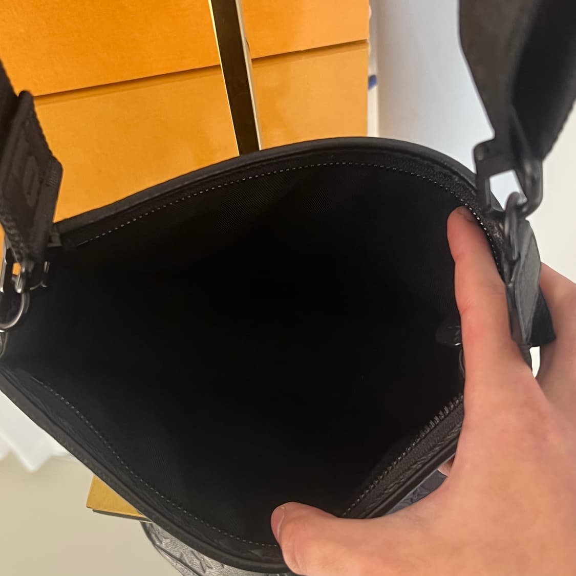 루이비통 쉐도우 가스통 크로스백 상품이미지5