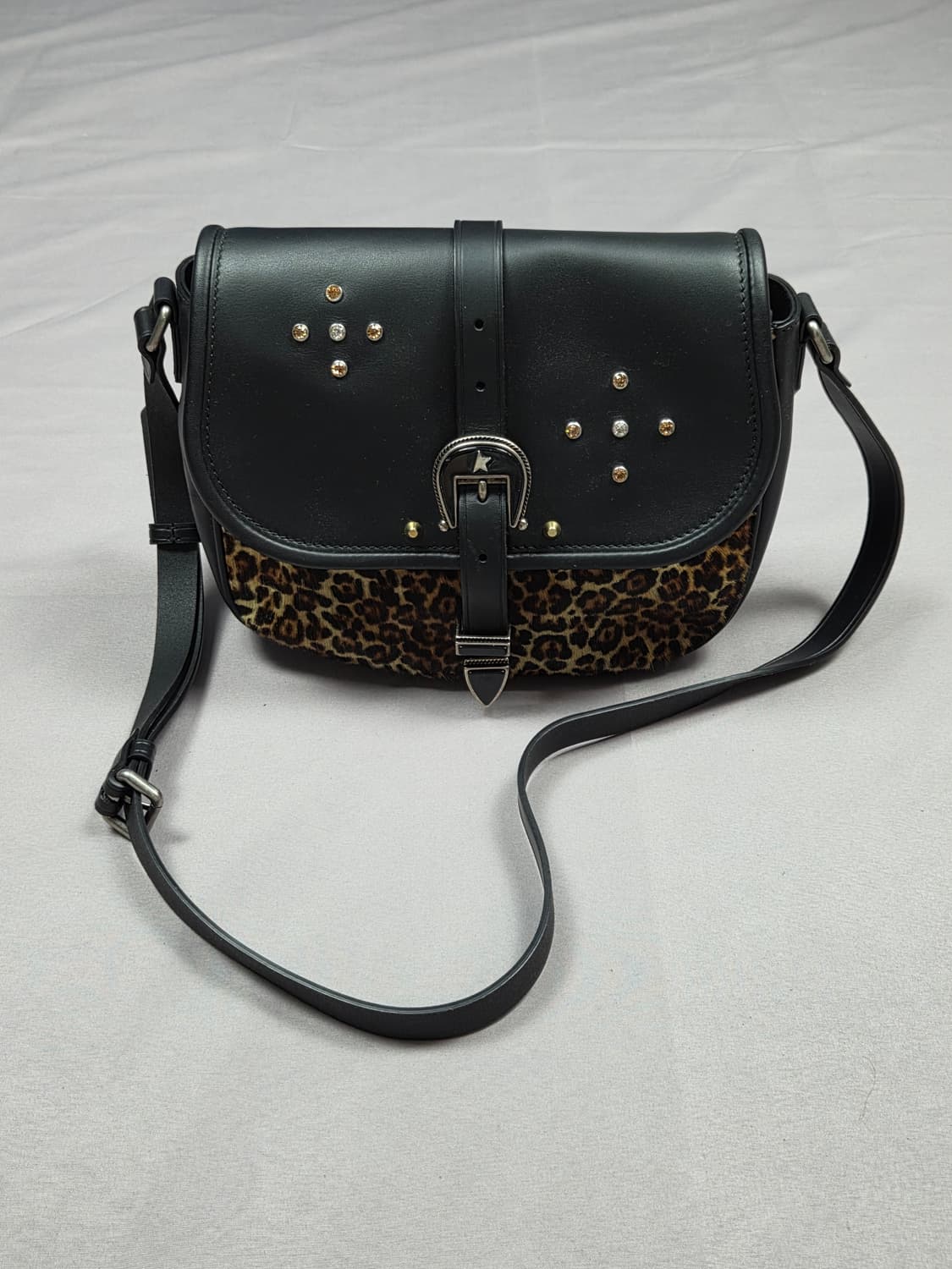 [골든구스] 웨스턴 버클 스터드 레오파드 송치 크로스백 | G00018 상품이미지1