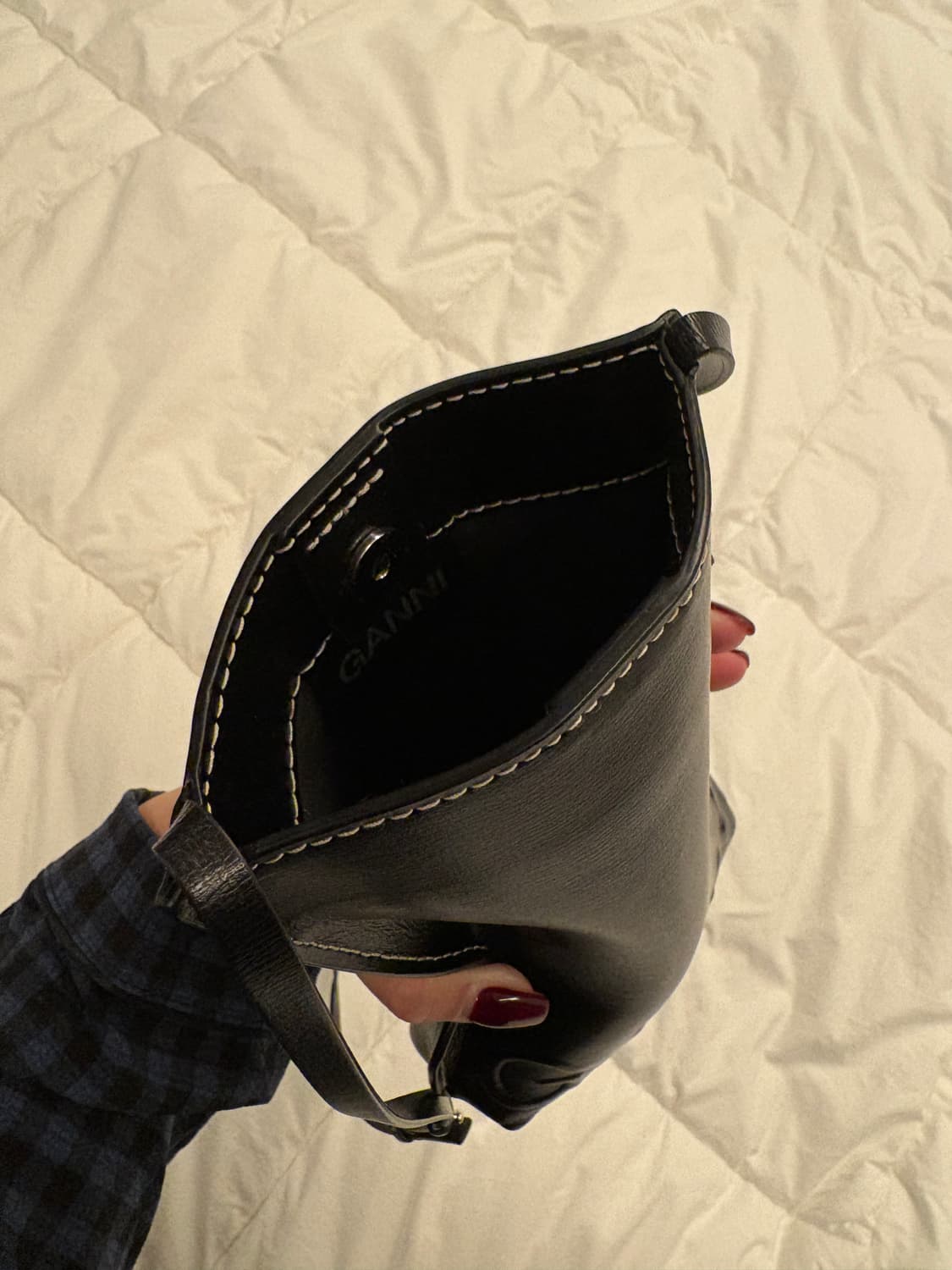 가니 로고 엠보스 레더 크로스백 상품이미지4