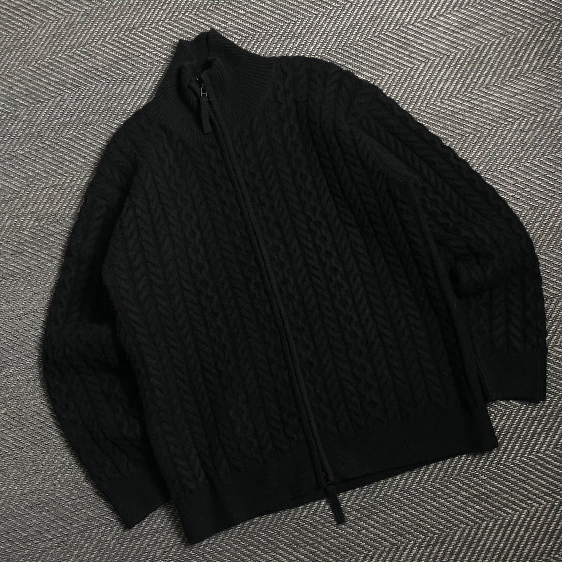 LOGAN 투웨이 미니멀 케이블 꽈배기 니트 집업 블랙 y 4772 상품이미지1