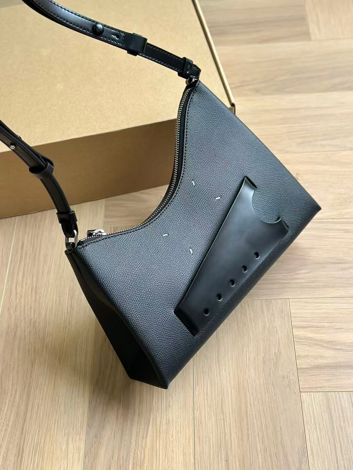 MM6 메종 마르지엘라 새틴 핸드백 블랙 상품이미지2