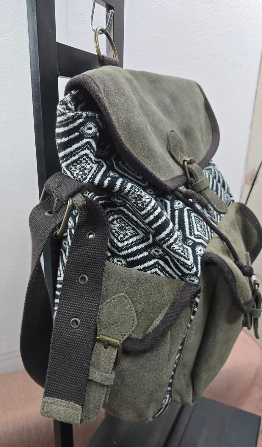 써스데이아일랜드  블랙 앤 화이트 패턴 숄더 크로스백 상품이미지5