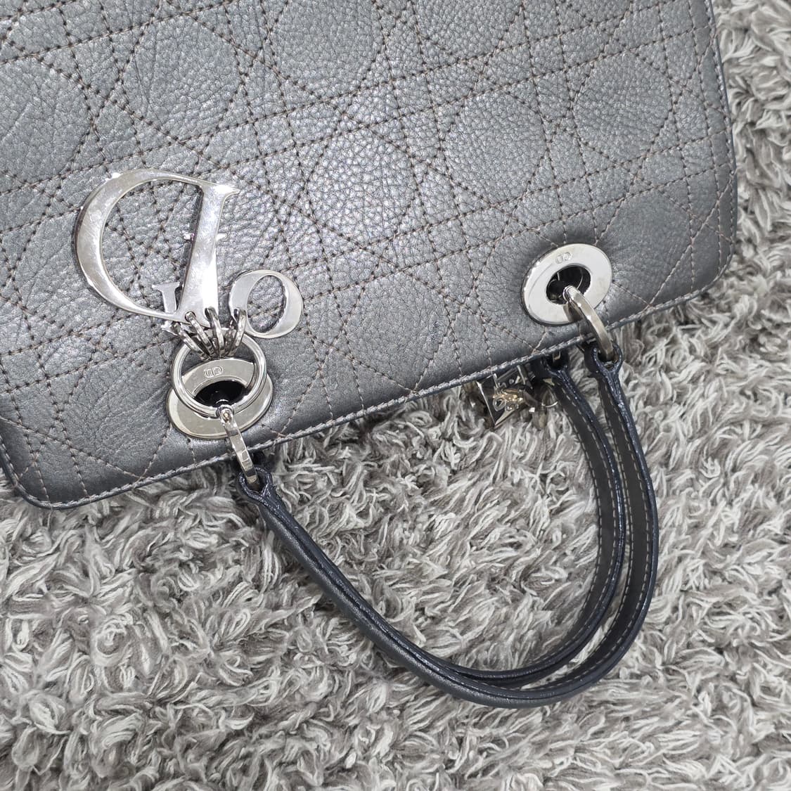 디올 레이디백 까나쥬 메탈릭 미듐 토트백 상품이미지4