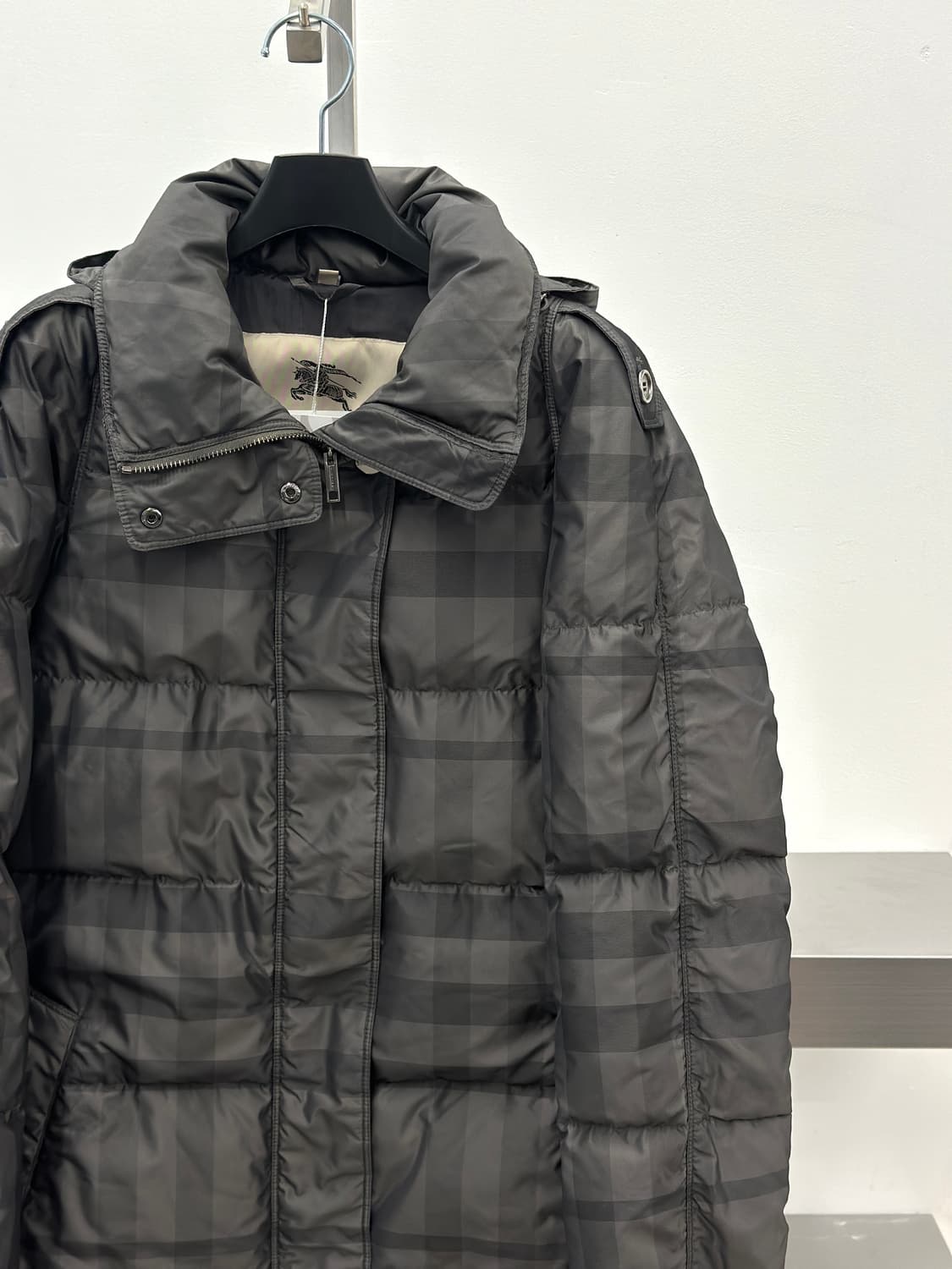 버버리 그레이 체크 롱 패딩  상품이미지1