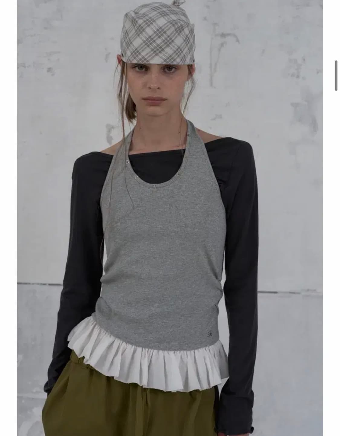 택o 새상품) 포에토 페탈 엣지 홀터 탑 그레이 상품이미지3