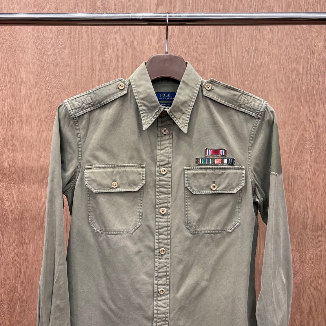 폴로 랄프로렌 코튼 셔츠 숄더 에폴렛 밀리터리 패치 자수 디테일 카키 상품이미지4