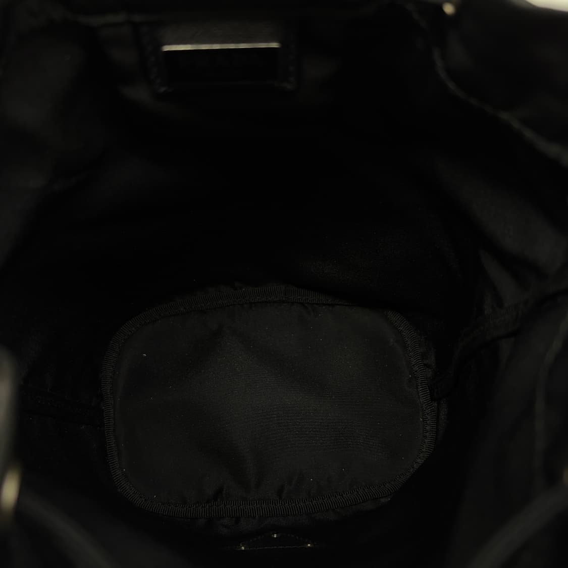 프라다 나일론 삼각로고 버킷 파우치 블랙 상품이미지9