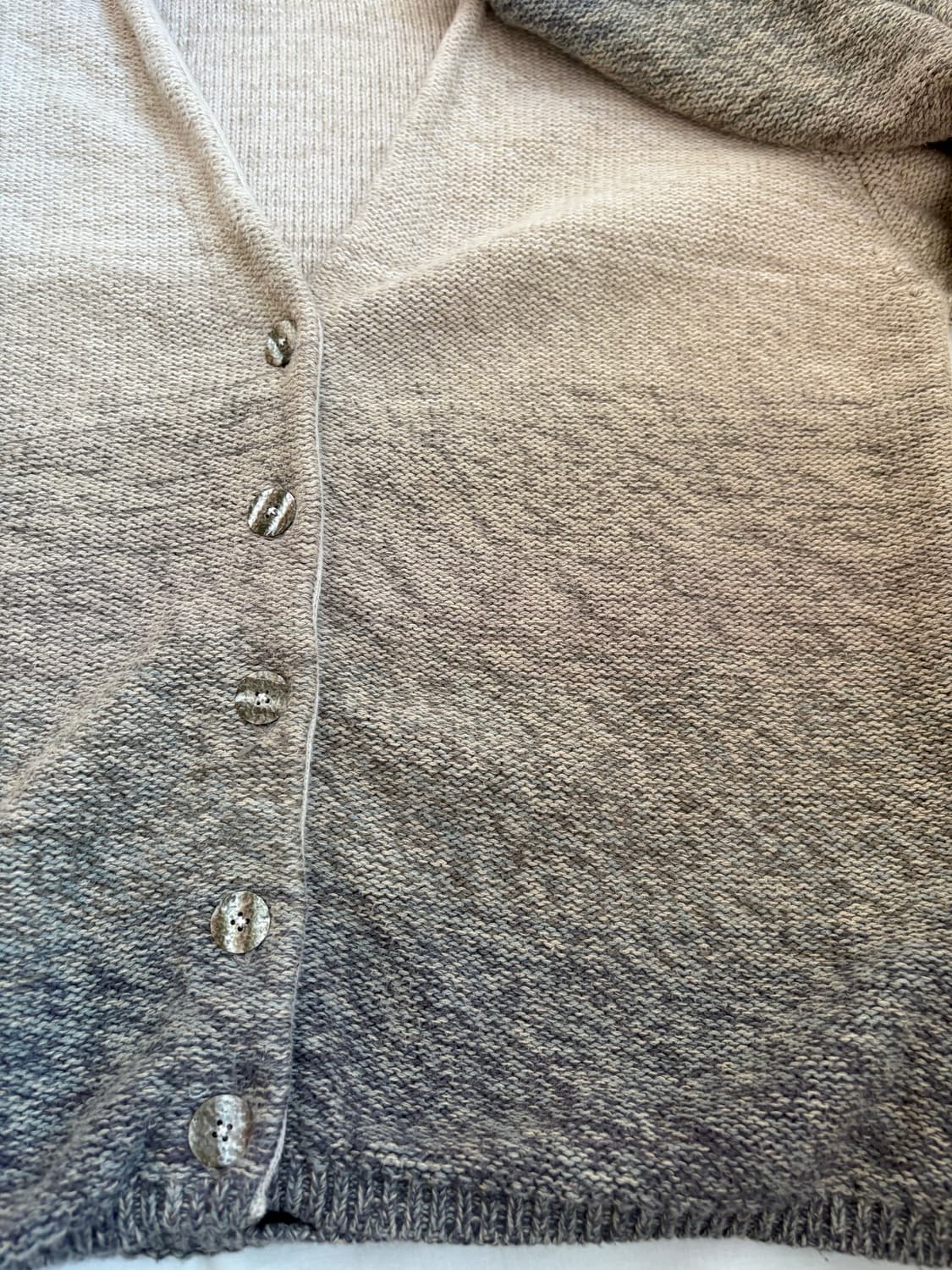 단추 디테일 그라데이션 가디건 상품이미지3