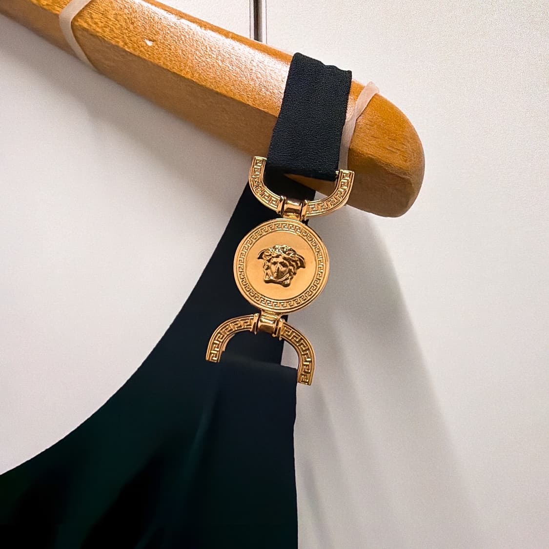 (정품/새상품) 베르사체 여성 블랙 메두사 플리츠 미디 드레스 상품이미지3