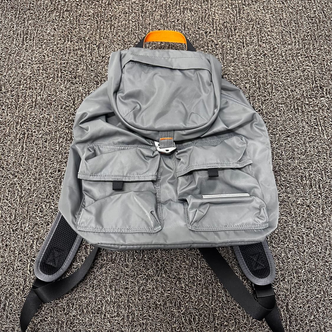 로우로우 포켓 백팩 챠콜 상품이미지2