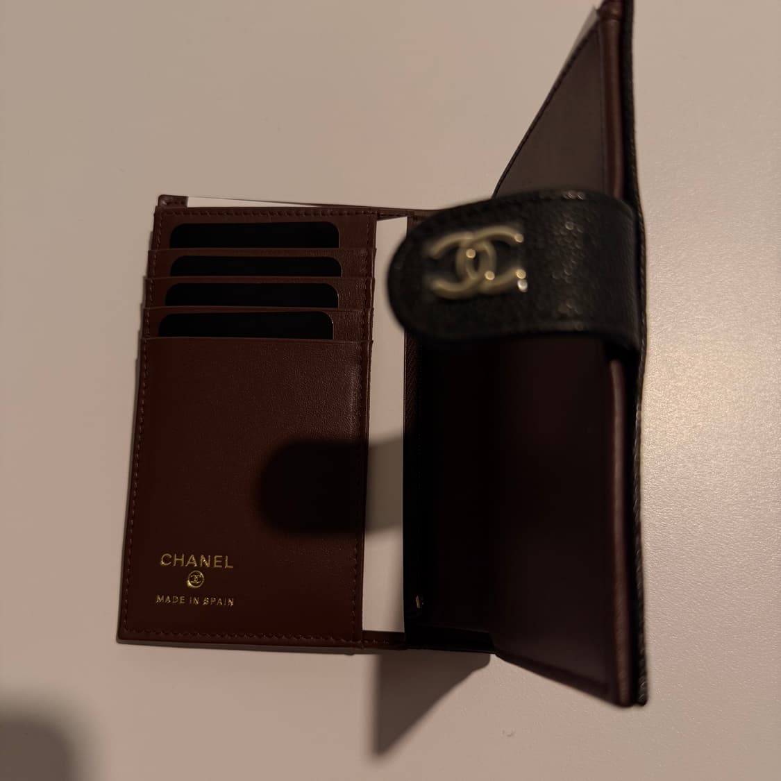 샤넬 골드 로고 클래식 캐비어 여권 카드 지갑 블랙 브라운 상품이미지5