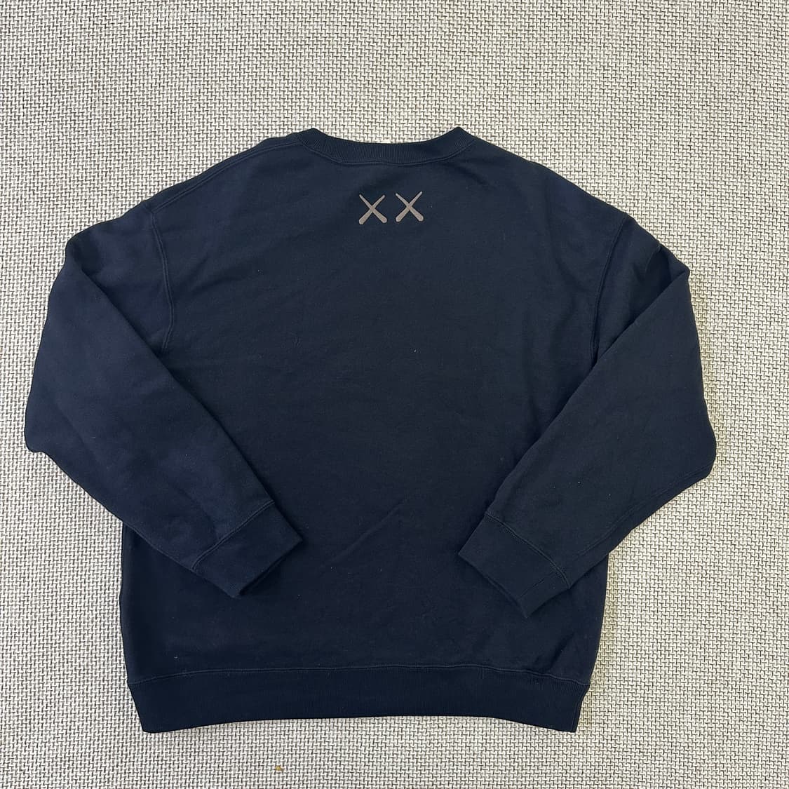 L 유니클로 카우스 그래픽 스웨트셔츠 0423D 상품이미지4