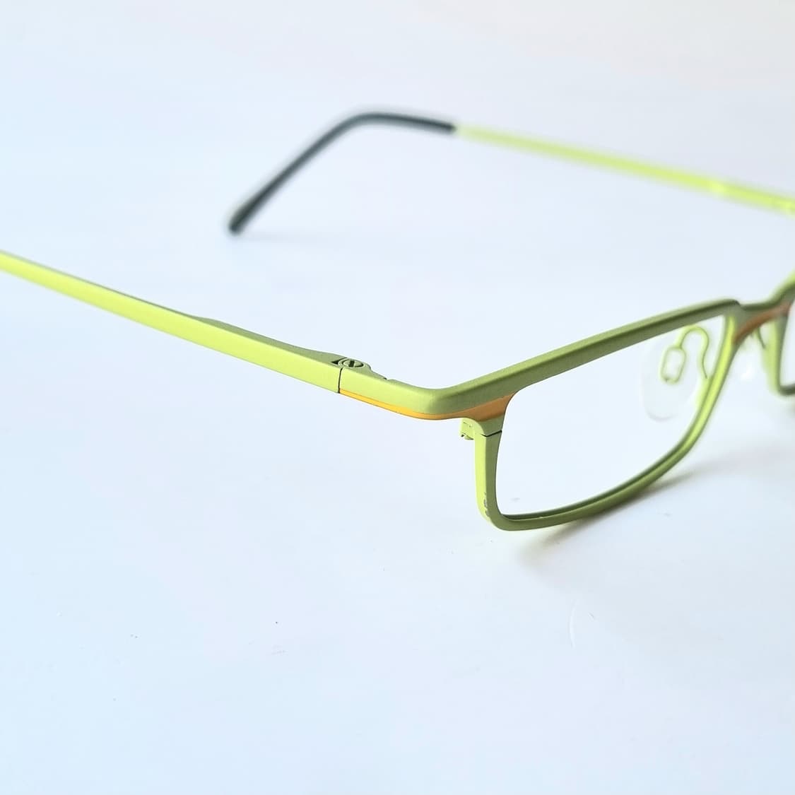 데드스탁 컬러로 완성하는 긱시크 무드, 슬림 라임 내로우 안경테 711 상품이미지7