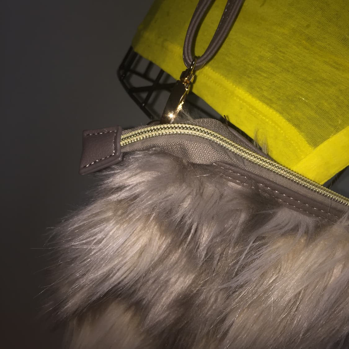 y2k white&choco fur cross bag 상품이미지3