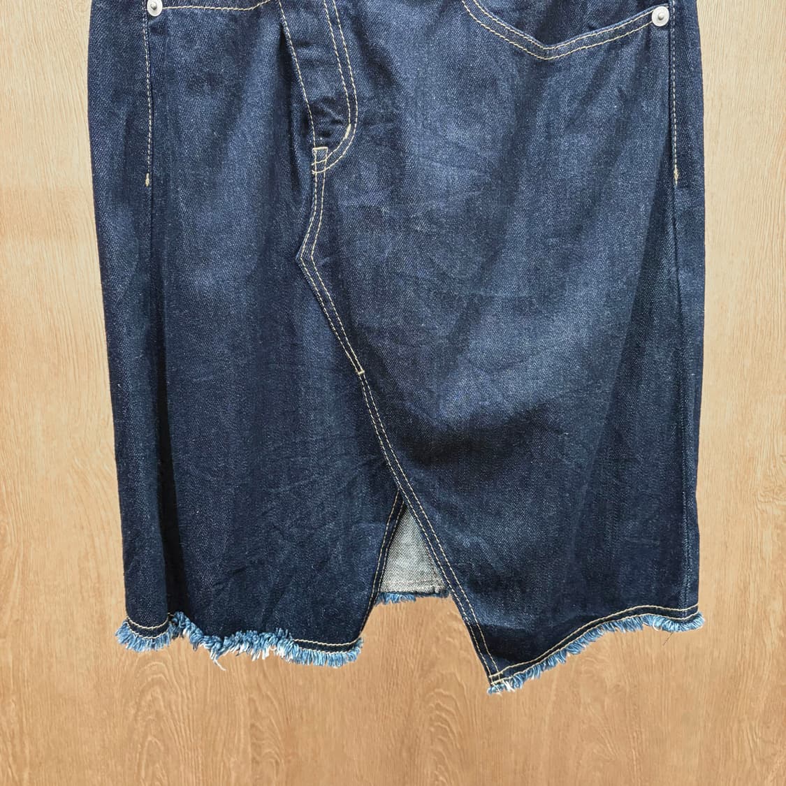 빔즈 보이 데님 미디 스커트 언발란스 랩 오버랩 디테일 스트레이트핏 블루 상품이미지5