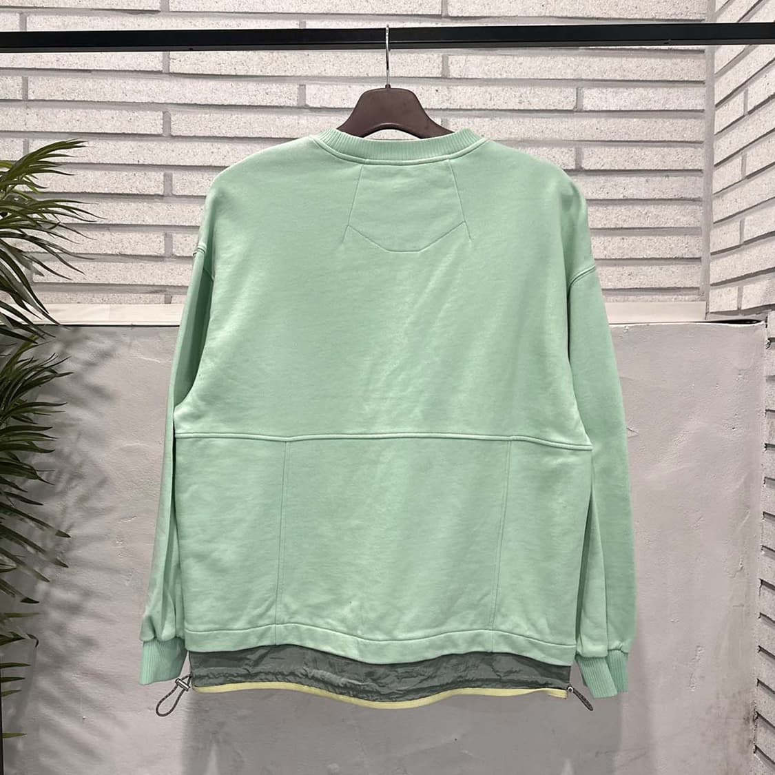 TIME 타임 맨투맨 밑단 레이어드 스트링 배색 디테일 연그린 상품이미지3