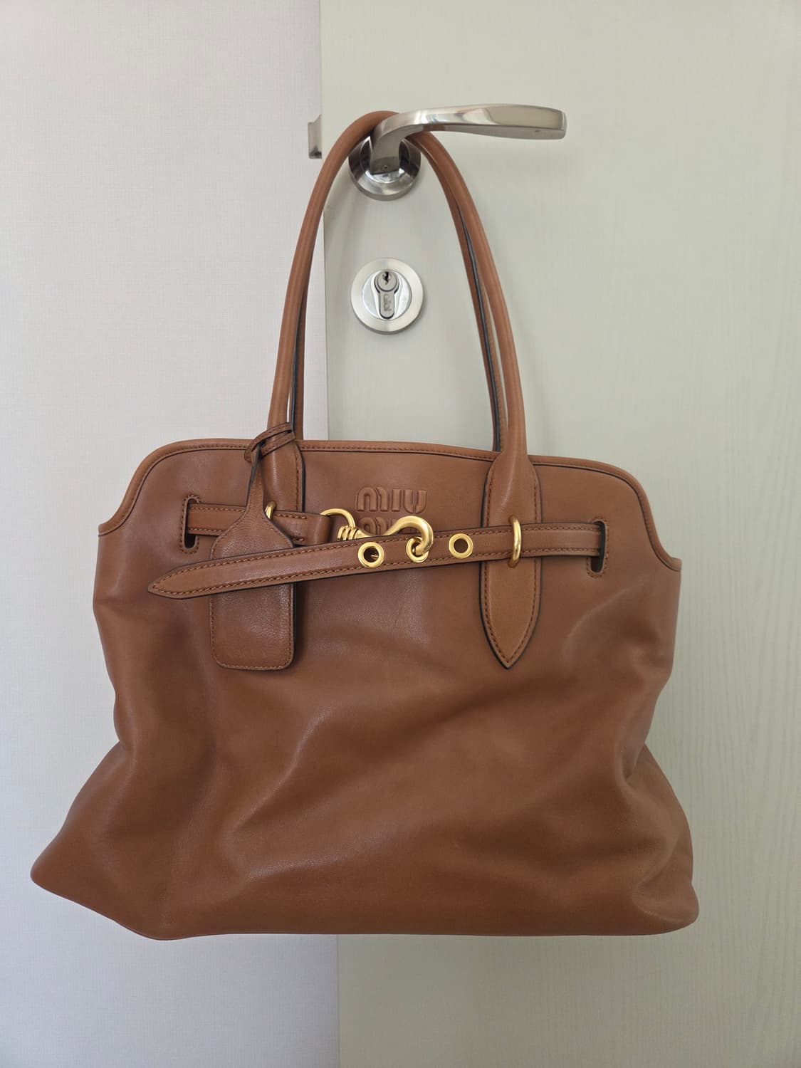 미우미우 브라운 가죽 토트백 상품이미지1