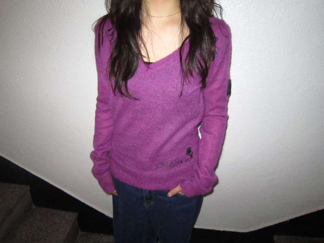 디젤 모헤어 브이넥 니트 로고 레터링 자수 디테일 슬림핏 퍼플 상품이미지2