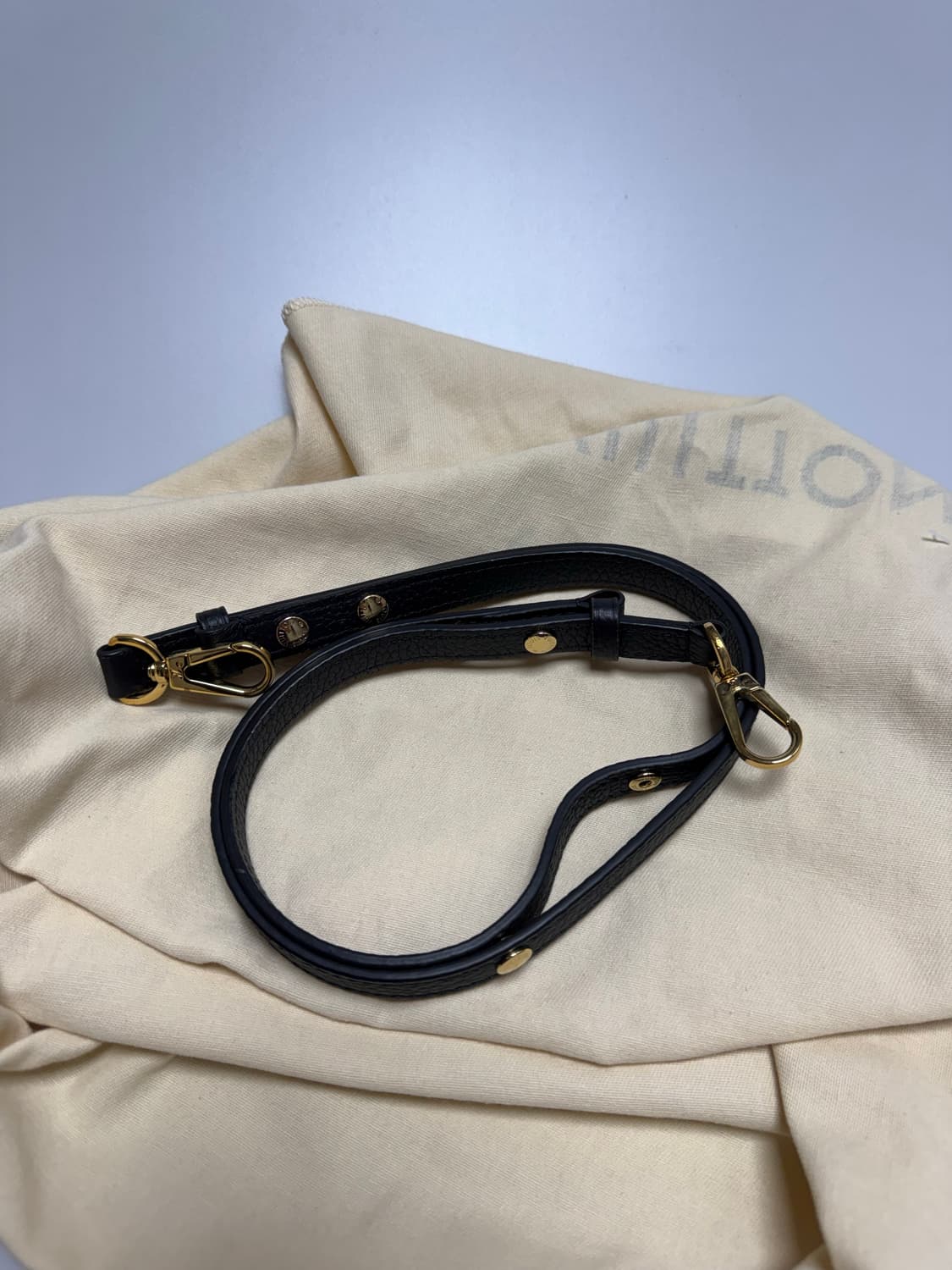 루이비통 트위스트 원핸들 pm 블랙. 상품이미지9