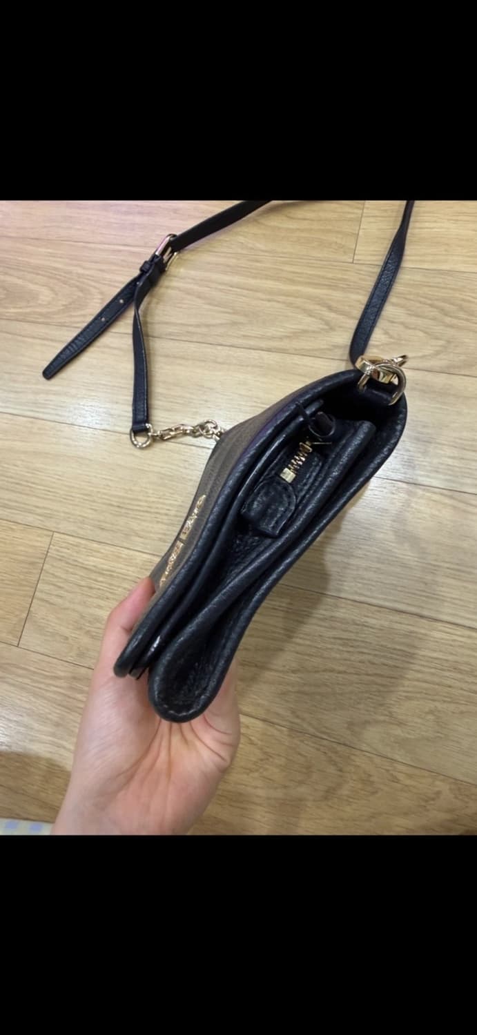 토리버치 금장로고 블랙 가죽 크로스백 상품이미지6