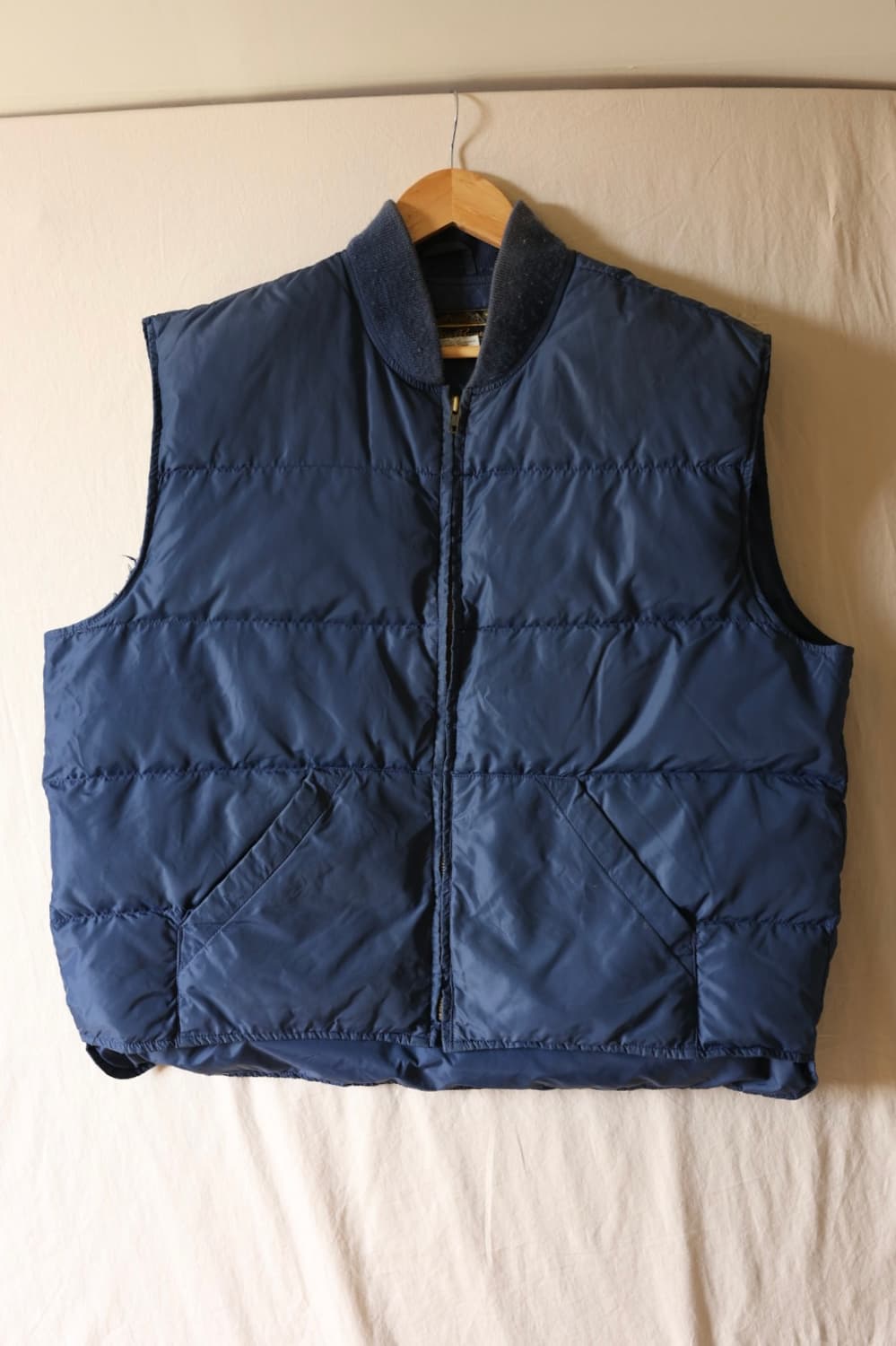 에디바우어 90s 구스다운 베스트 네이비

 상품이미지1