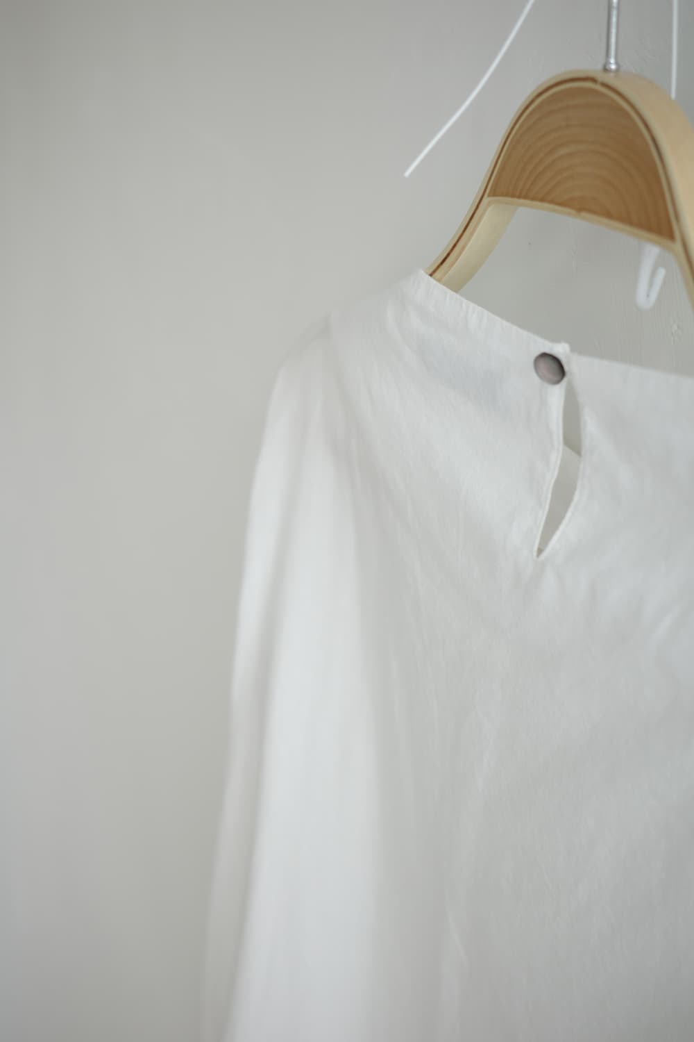 galerie non 
• 화이트 코튼 블라우스 상품이미지9