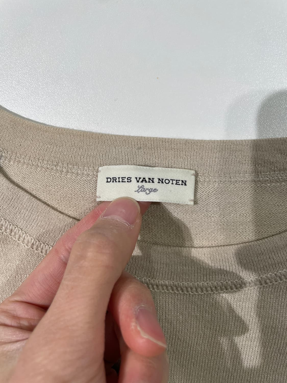 드리스 반 노튼 라이트 베이지 패널 돌먼 슬리브 씬 니트 상품이미지7