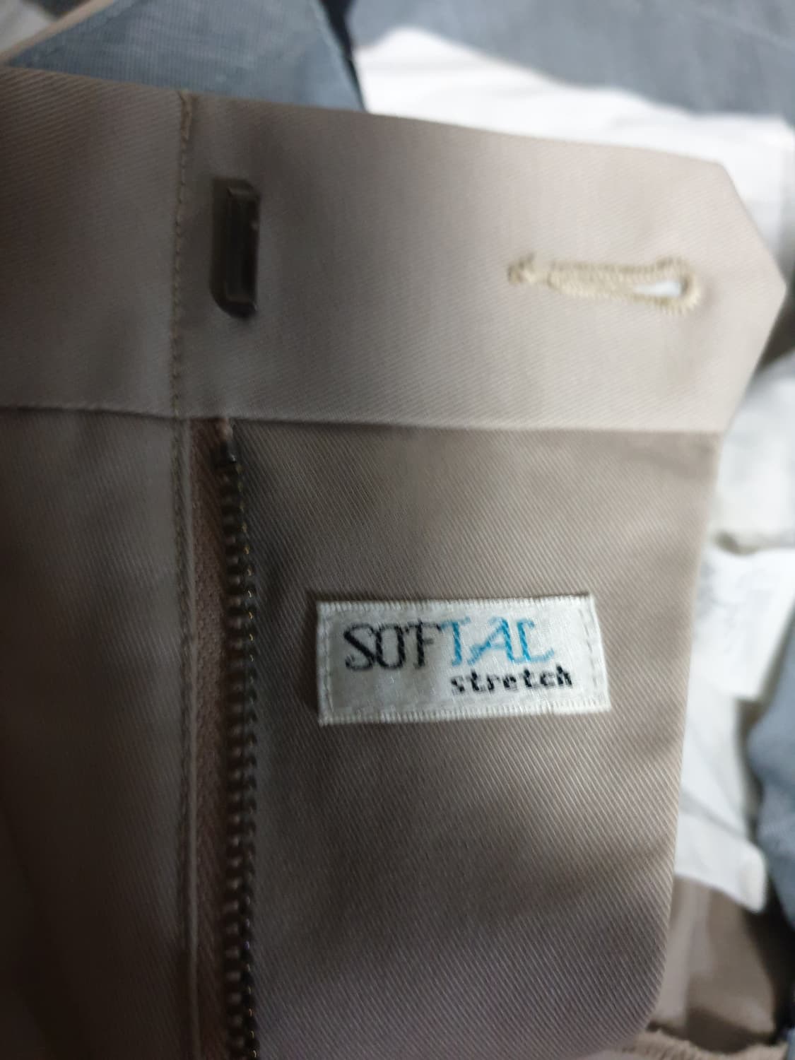 지오다노 소프탈 스트레치 테이퍼드 히든밴딩 치노 팬츠 베이지 (30) 상품이미지4