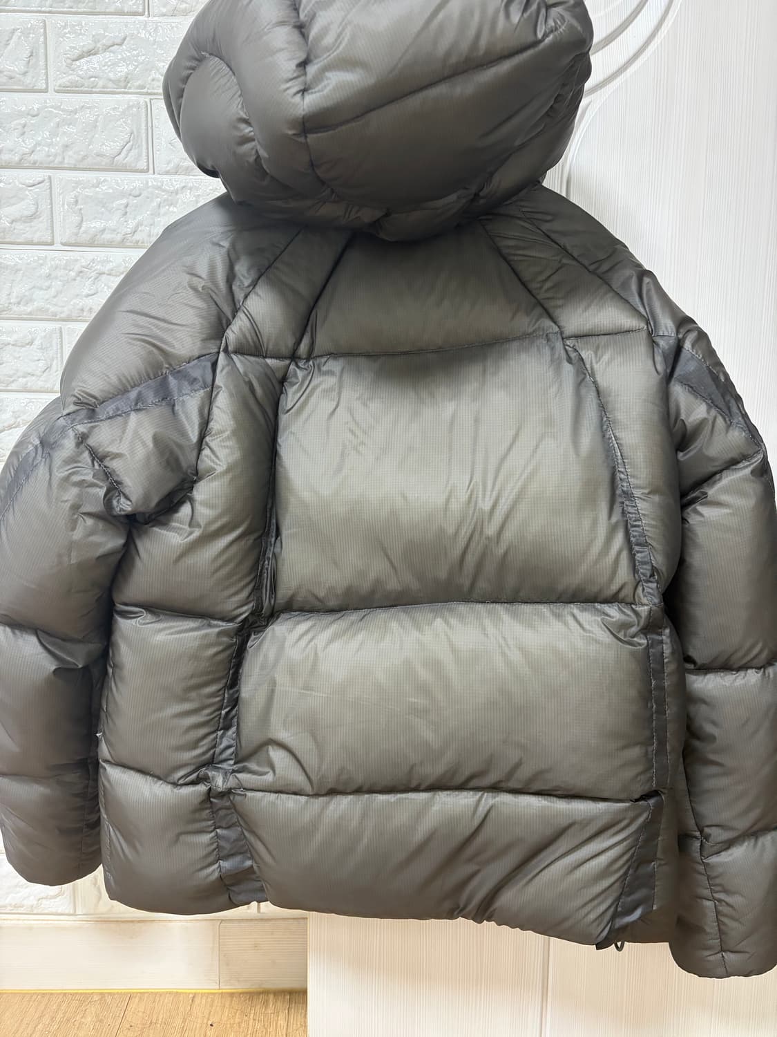 산산기어 셰이드 푸퍼 자켓 차콜 - 25FW 상품이미지3