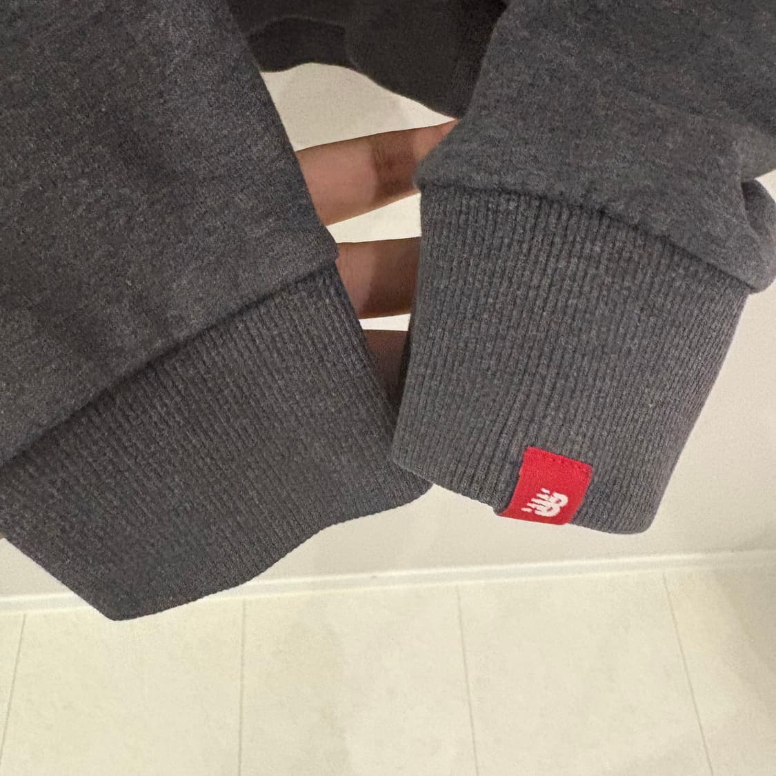 뉴발란스 맨투맨 티셔츠 차콜 90 상품이미지5