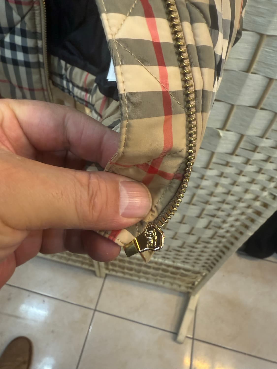 4y 정품 버버리 체크 퀄팅 패딩조끼 팝니다 상품이미지3