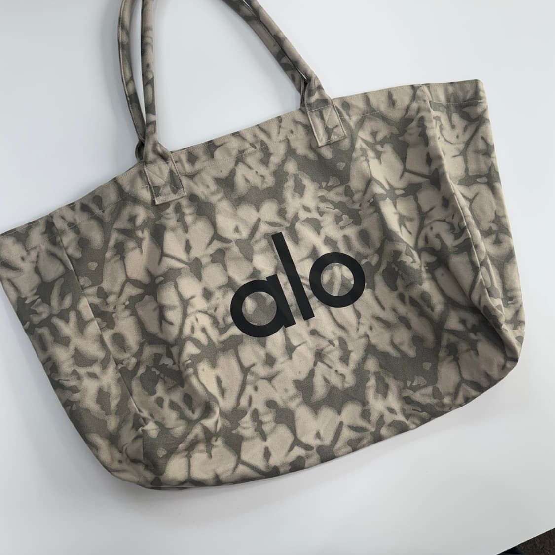 Alo 알로 아이코닉 쇼퍼 도트 백 그레이 타이다이  상품이미지4