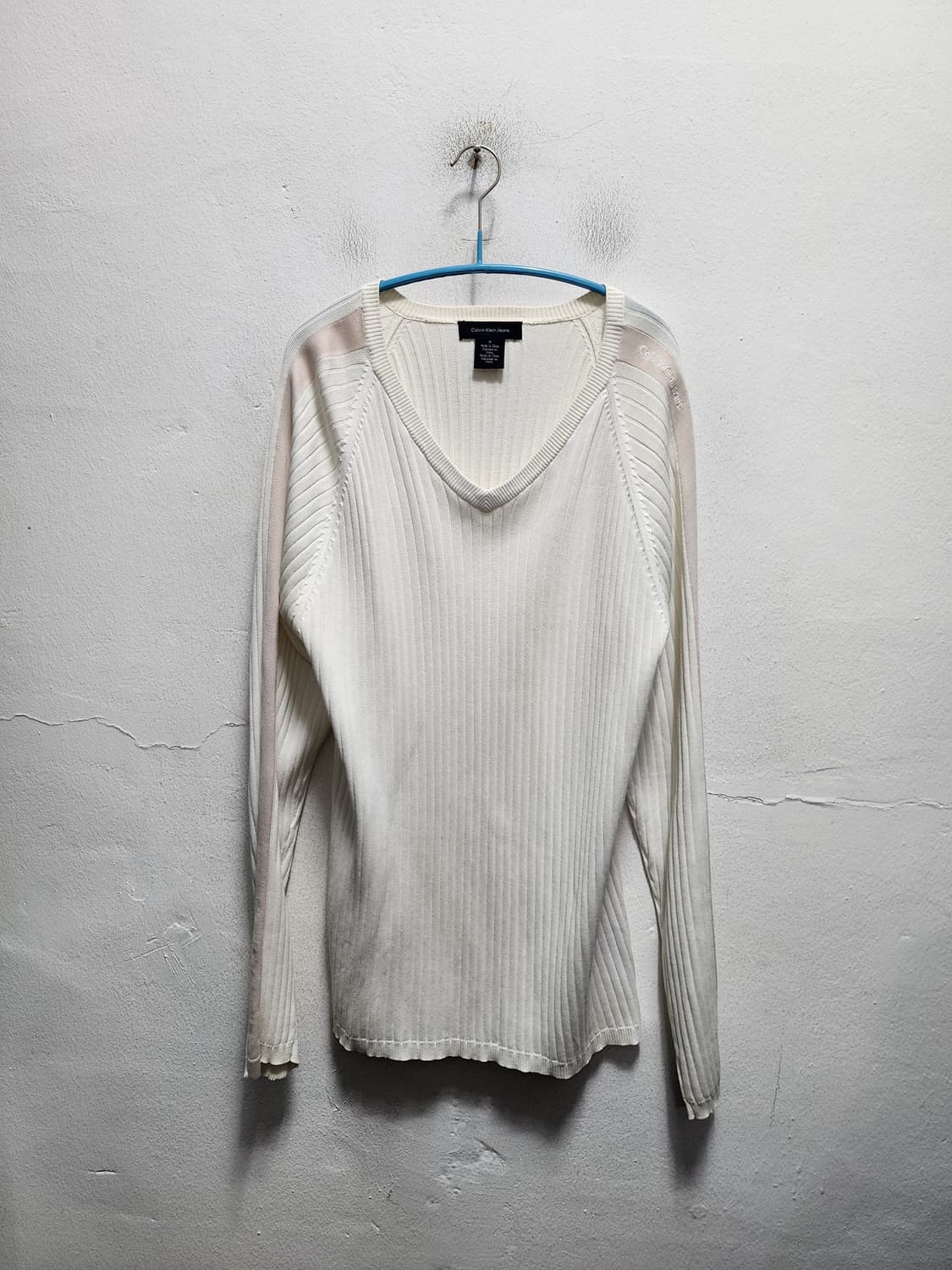 캘빈클라인 브이넥 레터링 아이보리 니트  상품이미지1