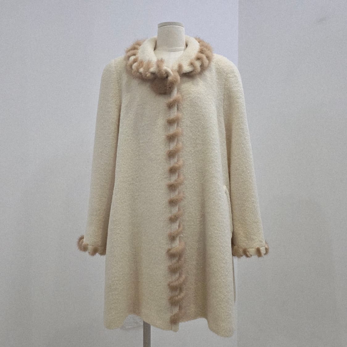 베이지 알파카 밍크퍼 트리밍 A라인 코트 상품이미지1