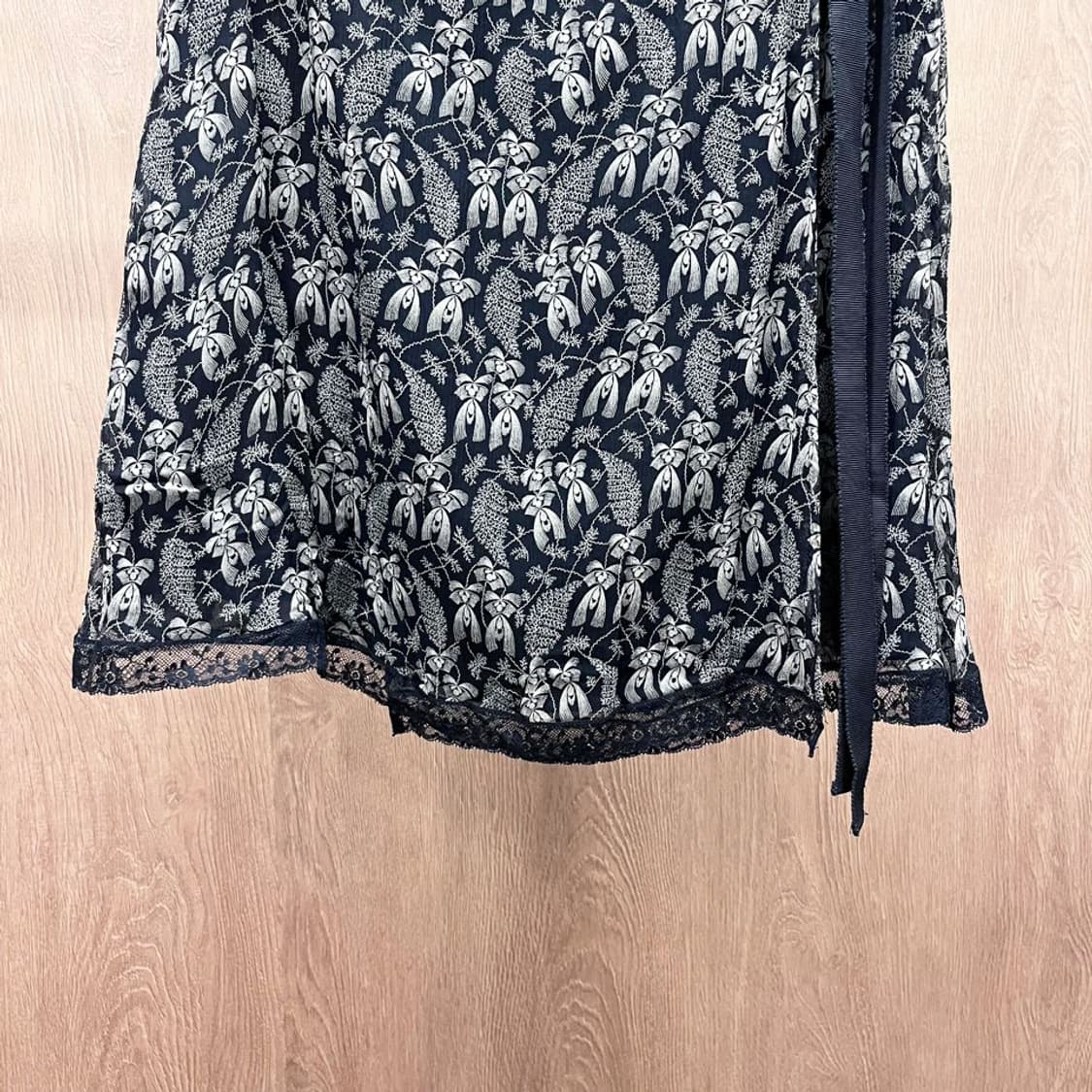 막스앤코 랩 스커트 레이스 포인트 리프 패턴 디테일 A라인 블랙 상품이미지5