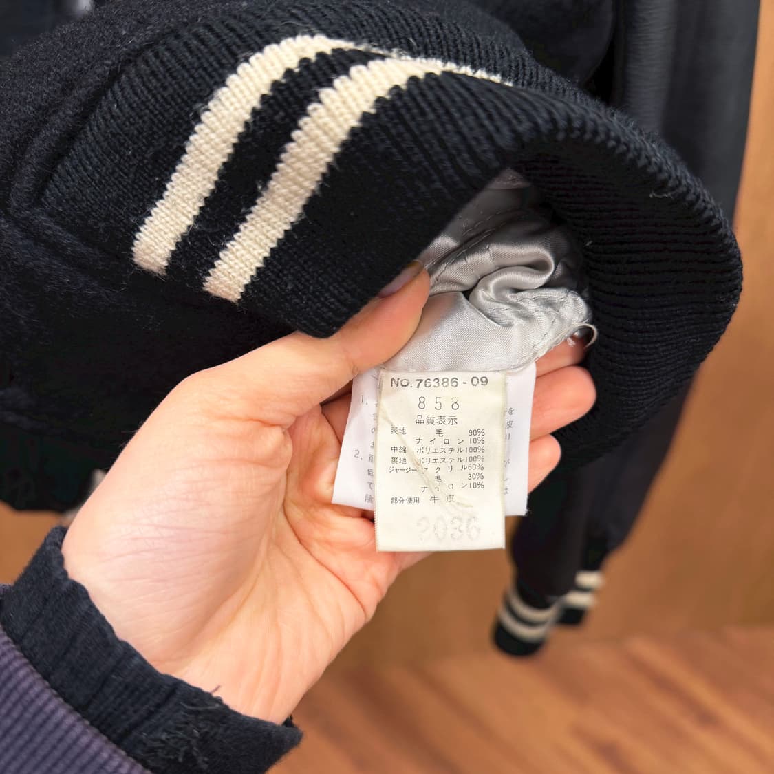 하버드 유니버시티 바시티 자켓 레더 슬리브 배색 로고 자수 디테일 블랙 상품이미지9